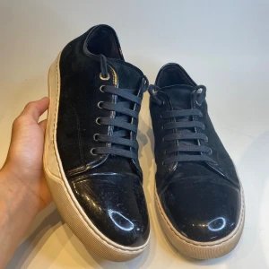 Lanvin Skor - | Lanvin Skor | Skick 7,5/10(whitner har används) Storlek: Uk10 motsvarar 44 | Nypris 5299kr Mitt pris endast 2299kr