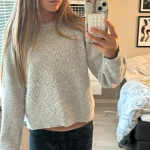 Pris kan diskuteras Gosig stickad tröja från zara - Jätte gosig går tröja ifrån zara.tröjan är lite croppad i storlek men sitter jätte bra och fint. Säljer då den inte kommer till användning och har använt ungefär 10 gånger om inte mindre.