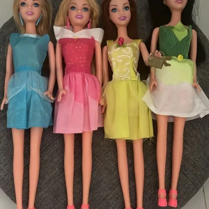 Barbies - Jättefina barbie dockor. 75kr styck och 200kr för alla tillsammans. Ordinarie pris var 400kr så ni får de för bara halva priset😄