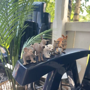Djurfigurer - Realistiska djurfigurer från Schleich. Köpta på lekia för 80kr/st. Helt nya och har tyvärr ingen användning för dom. Lappar är tyvärr borttagna men de är helt nya! Vid frågor skriv gärna :)