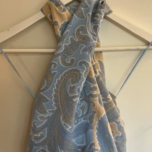 Blå paisleymönsterad halternecktopp - Supersöt halternecktopp i ljusblått och beige, med paisleymönster och långa knytband i nacken. Perfekt för fest☺️