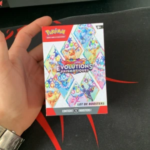 Évolutions Prismatiques (Pokémon Écarlate et Violet) - Upptäck spänningen med Pokémon Évolutions Prismatiques! I paketet ligger de 130 kort denna annonsen är mer som en mystery box där innehållet är både hits och bulk kort.!!