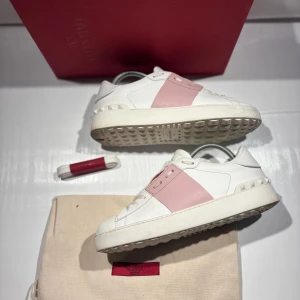 Valentino skor - Hej! Säljer nu mina skor från märket Valentino, storlek 38 bra skick, allt på bilden ingår. givetvis äkta. Tveka inte på att höra av dig om du har frågor eller funderingar kring skorna! 