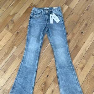 Bootcut jeans i ljusblå denim - Snygga bootcut jeans från Gina Tricot i ljusblå tvätt. Modellen har låg midja, klassiska fem fickor och utsvängda ben. Tillverkade i mjuk denim med en skön passform. Säljer pga att det var för små och kunde ej lämna tillbaka.