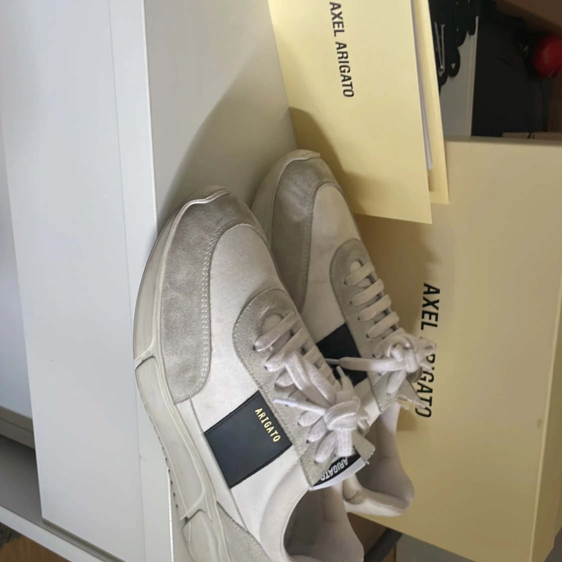 Vita sneakers från Axel Arigato