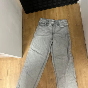 Grå baggy jeans - Snygga grå jeans med klassisk femficksdesign och raka ben. Jeansen har en enkel look och passar perfekt till en streetwear-outfit. Tillverkade i mjukt jeanstyg för en bekväm känsla hela dagen. Nya fick som en present tycker inte om denna stilen så säljer de