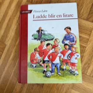 Ludde blir en lirare - En charmig och rolig bok om Ludde, sex år, som älskar fotboll och drömmer om att bli upptäckt som bollbegåvning. Perfekt för unga som gillar sport, vänskap och att följa sina drömmar. Fylld med härliga illustrationer och fotbollsglädje!