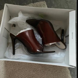 Bruna klackade mules från Nelly - Säljer dessa jättefina klackar från Nelly. Dom är köpta för 549, helt nya och aldrig använda. Priset kan diskuteras!🤎