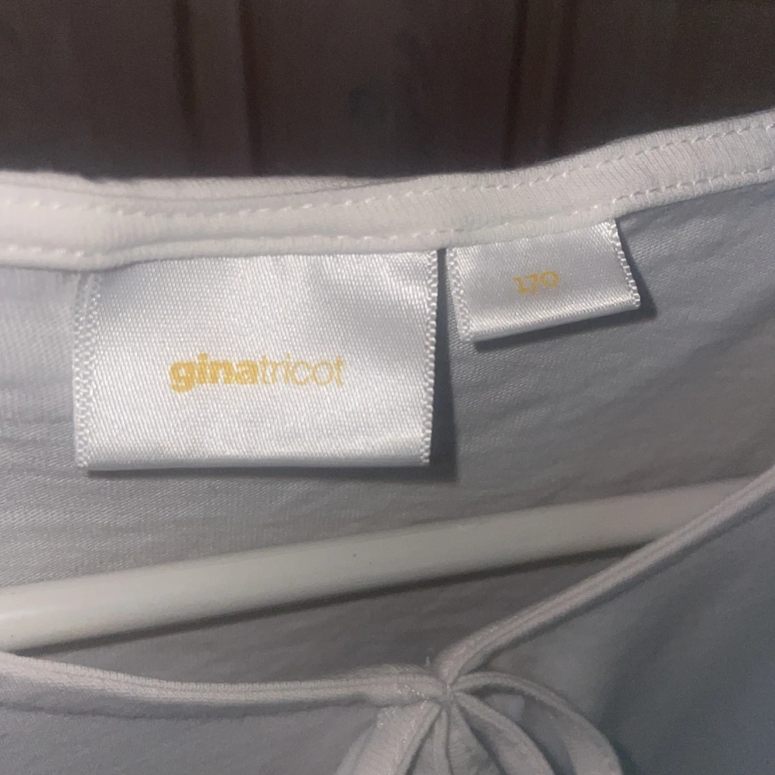 Vit blus med rosetter💓 - 1