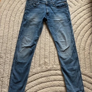 Replay Anbass Jeans - Ljusblå Replay jeans | Modell: Anbass | Stl: 32/32 | använda några gånger | inga defekter | 