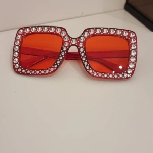 Glittriga solglasögon  - Glittriga solglasögon 