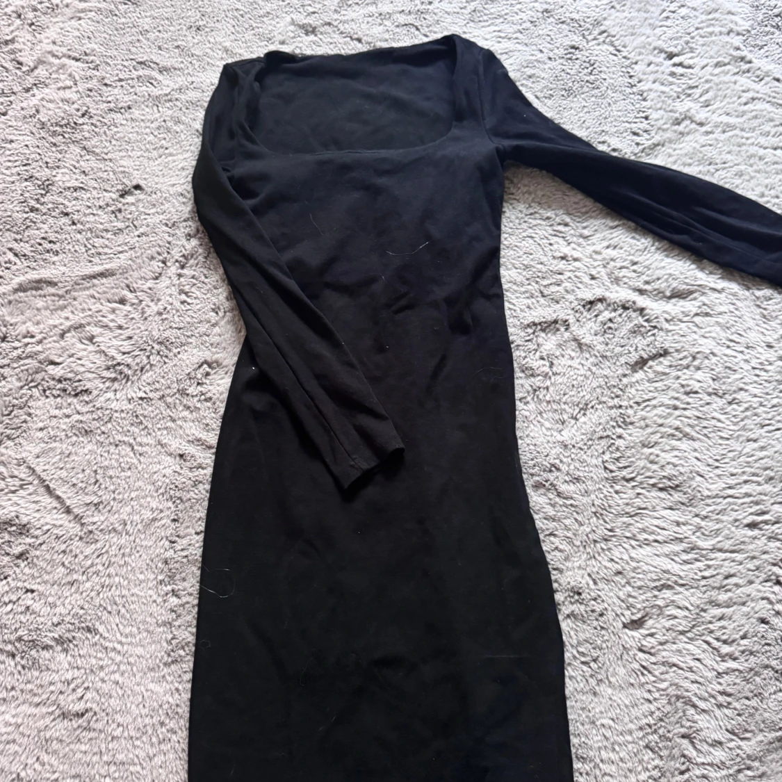 Svart långärmad klänning med fyrkantig ringning - 1