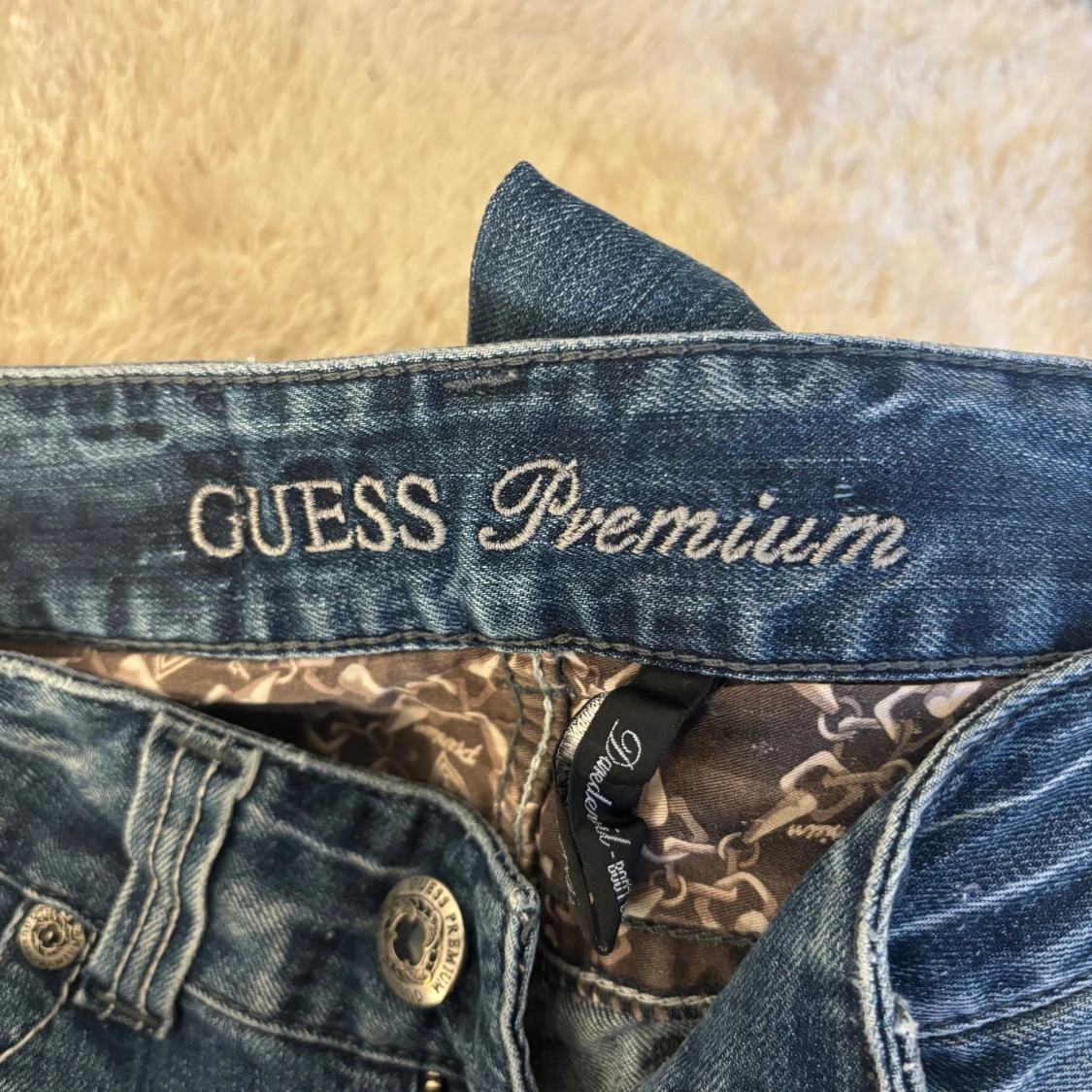 Blå bootcut jeans från Guess, stl 25 - 2