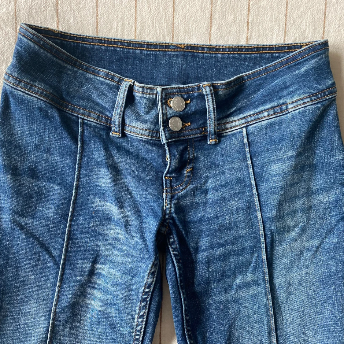 Blå lowwaist bootcut jeans