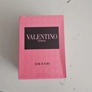 Valentino Donna Born In Roma EdP 100ml - Exklusiv parfym från Valentino, Donna Born In Roma, 100 ml Eau de Parfum. Flaskan är rosa med nitar och svart kork, designad i glas med diamantmönster. Kommer i snygg rosa kartong med svarta detaljer. En ikonisk doft med lyxig känsla.