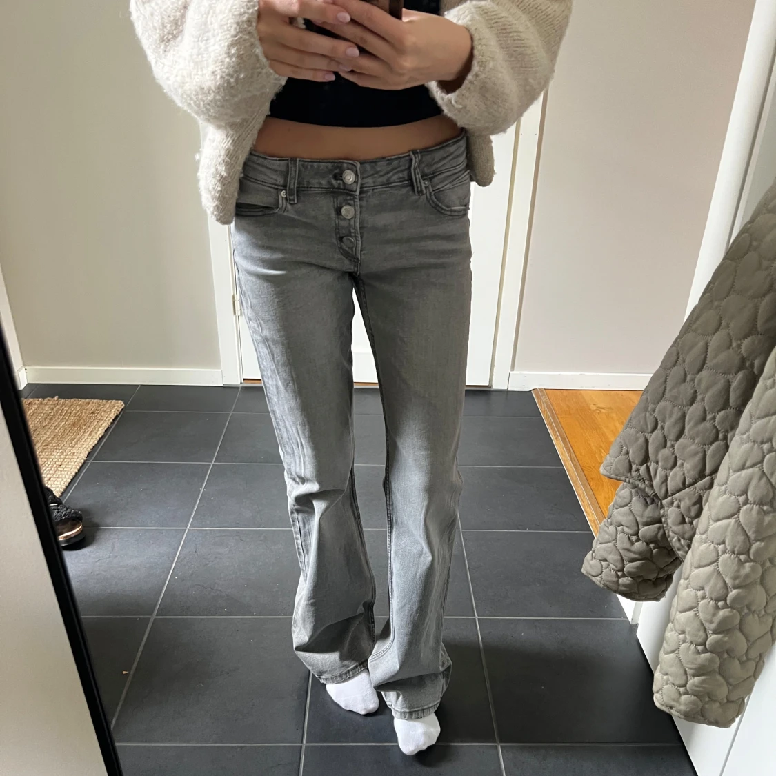 Grå bootcut, lowwaist jeans från  - 1