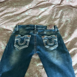 True Religion blå jeans  - Säljer mina True Religion jeans. Då dom aldrig kommit till användning. Det är en gammal modell som inte går och köpa längre. Med snygga detaljer på. Bara höra av dig vid frågor🩷