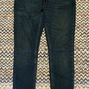 Nudie jeans  - Säljer dessa supersnygga Nudie jeansen i otrolig bra skick. Byxorna är knappt annvända och har absolut inga defekter. De är i storlek W 33 (passar dig med 32 också) och L 30. För att dessa byxor ska passa skulle jag säga att man ska vara mellan 170-178. Kom privat vid fler frågor!