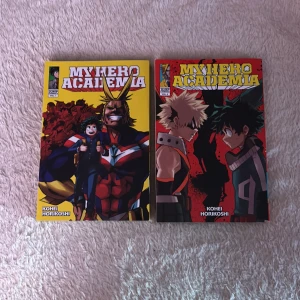My Hero Academia Vol 1-2 - Två volymer av den populära mangan My Hero Academia! Följ unga hjältar i en värld full av superkrafter, episka strider och vänskap. Perfekt för dig som gillar action, spänning och coola karaktärer. En måste-serie för mangaälskare!