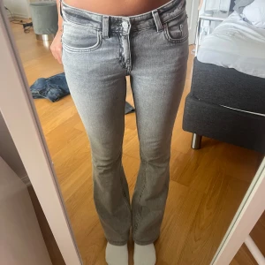 Grå bootcut jeans från Lager 157 - Snygga grå jeans från Lager 157 (low boot) med bootcut passform och klassisk femficksdesign. Jeansen är i storleken XS i midjan och full leangth i längden men de är lite uppsydda💕💕