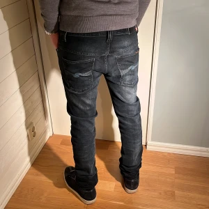 Nudie jeans Thin Finn - Nudie Jeans Thin Finn | skick 9/10 | Storlek 31/34 | Pris - 499kr | Modellen är ca 177cm lång | Fraktar via PostNord eller Instabox på köparens bekostnad | Hör av dig vid minsta fråga eller fundering!!