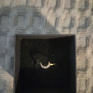 Guld ring  - PRISET GÄLLER ENDAST VID KÖP AV BUNDLE MED SMYCKEN ÖVER 50 KR!!! GRATIS GÅVA MED VARGE ORDER!! Supertrendig stockholmsstil tjejer, ring guld. Gjord av stål, jag svarar och skickar alltid snabbt!