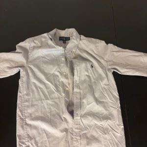 Ralph Lauren skjorta  - Säljer en riktigt fet Raffe skjorta! Storlek 16, skulle säga xs | Jag är 182,70kg rätt så liten för mig. | väldigt fint skick! Inga synliga defekter | Skriv vid frågor ! 💫