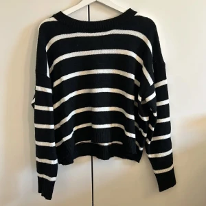 Stickad tröja - Stickad randig tröja i strl XS/S. Sticks inte. Tryck gärna på ”köp”.