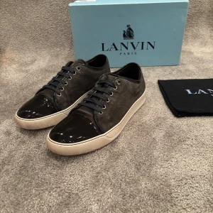Lanvin Captoe  - Hej! Säljer nu dessa väldigt populära och eftertraktade lanvin skorna! Storlek UK 9 vilket motsvarar 43 i EU storlek! Skick 9,5/10!  Ny pris= 5000 kr Säljs för= 2799 kr 