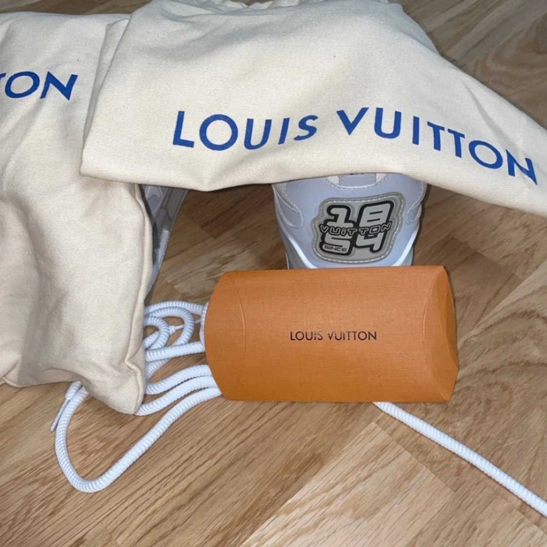 Vita sneakers från Louis Vuitton - 3