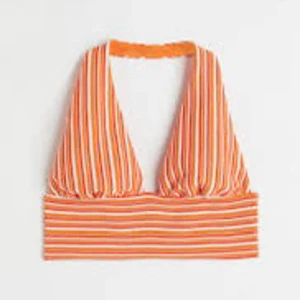 Randig orange halterneck topp H&M Divided - Superfin randig halterneck topp från H&M Divided i orange och vitt. Toppen är ärmlös och har bred resår under bysten för en snygg passform. Perfekt till sommaren och enkel att styla med jeans eller kjol. Om ni vill ha måtten så är det bara att fråga❤️