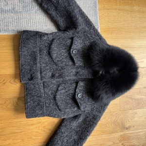 INTRESSEKOLL på meotine jacka  - 🩷Intressekoll på min superfina Meotine jacka som är i använt skick då några knappar och trådar hänger löst men inget som syns eller märks av, pris är disktuterbart , skicka ett prisförslag 🩷