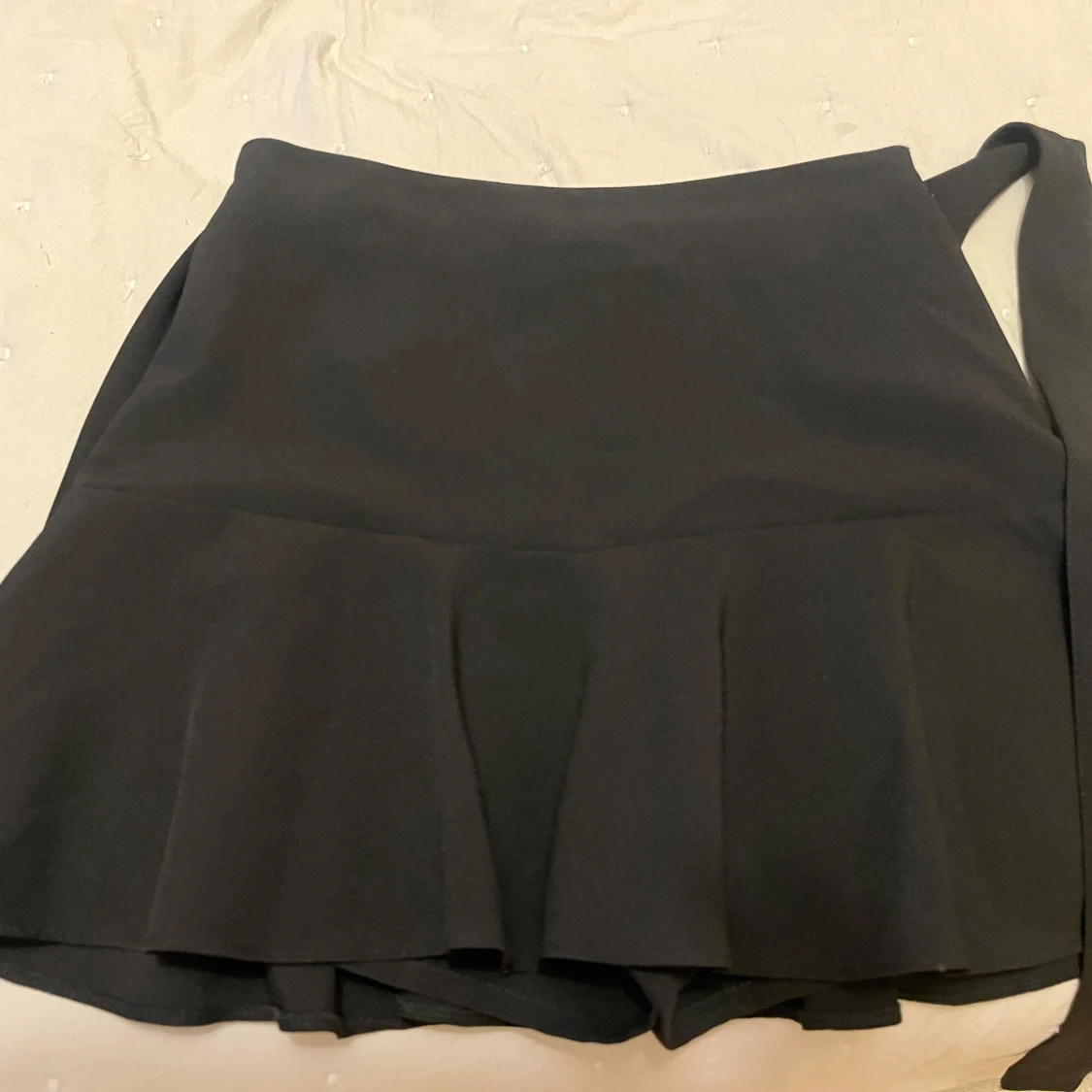 Svart volangkjol med knytband - 3