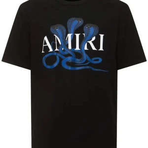 Amiri t-shirt  - Svart t-shirt från Amiri med stort vitt logotryck och blått kobramotiv på bröstet. Klassisk passform med rund hals och korta ärmar. Perfekt statement-plagg för dig som gillar streetstyle och coola prints. Fraktar runt hela Sverige.