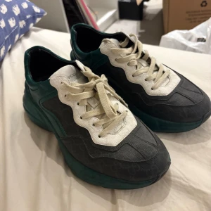 Gucci Rhyton Green GG Supreme (ÄKTA) - Säljer ett par Gucci-skor, de är äkta och bara använda ett par gånger. Bra condition och ingen smuts nånstans. American Size: 9.5. Prisförslag är öppna