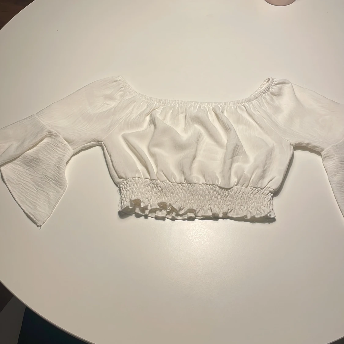 Vit croppad blus med volangärm - 1