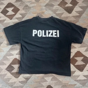 Y2k T-Shirt med tryck  - Y2k Tisha me tryck, med boxy passform, med utrycker Polizei, storlek L