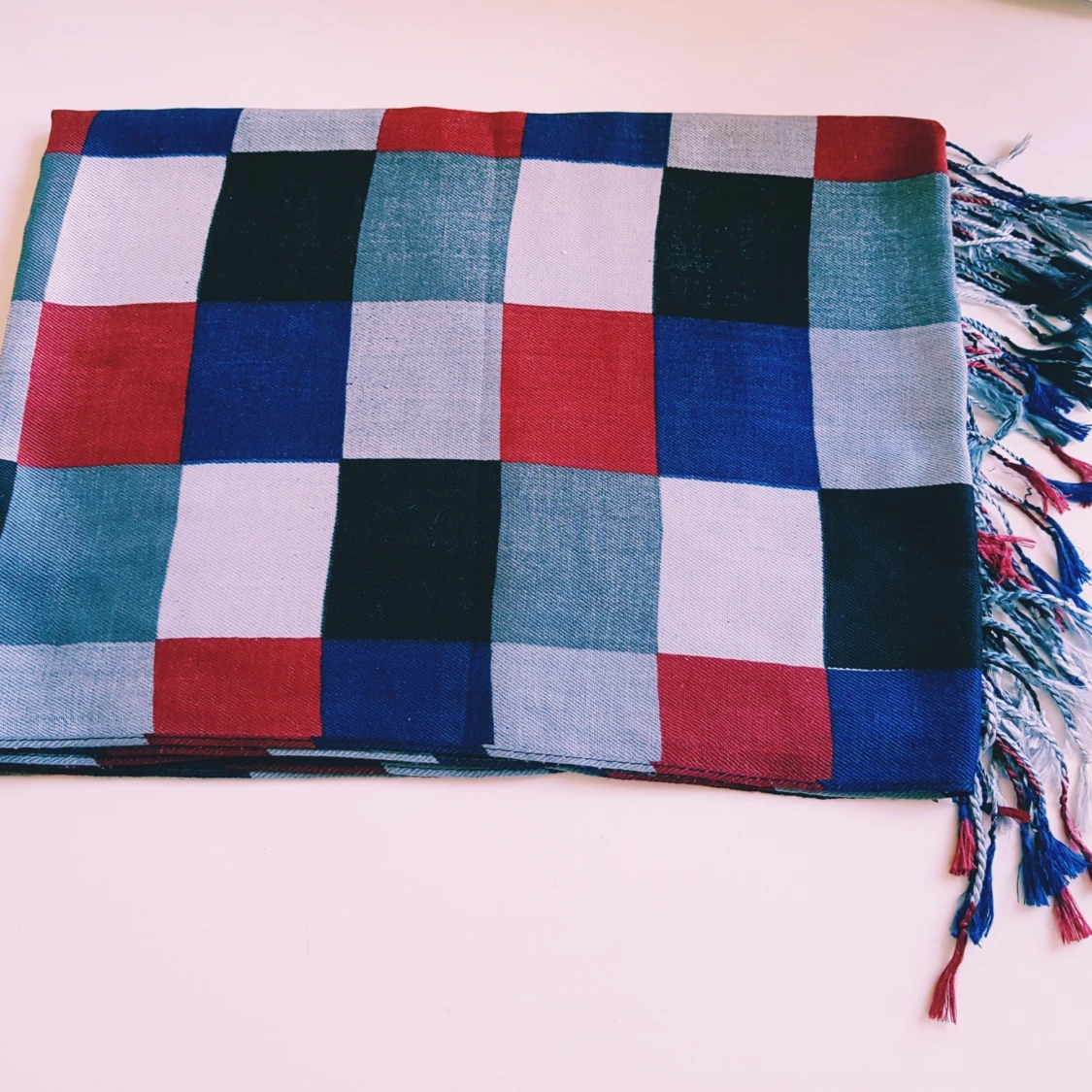 Rutig halsduk i blått, rött och vitt