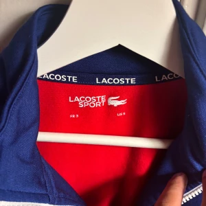 Lacoste zip tröja - Mjuk och varm bomull på insidan med en utsida av polyester, köpt för två år sedan och har växt ur den, pris kan diskuteras 