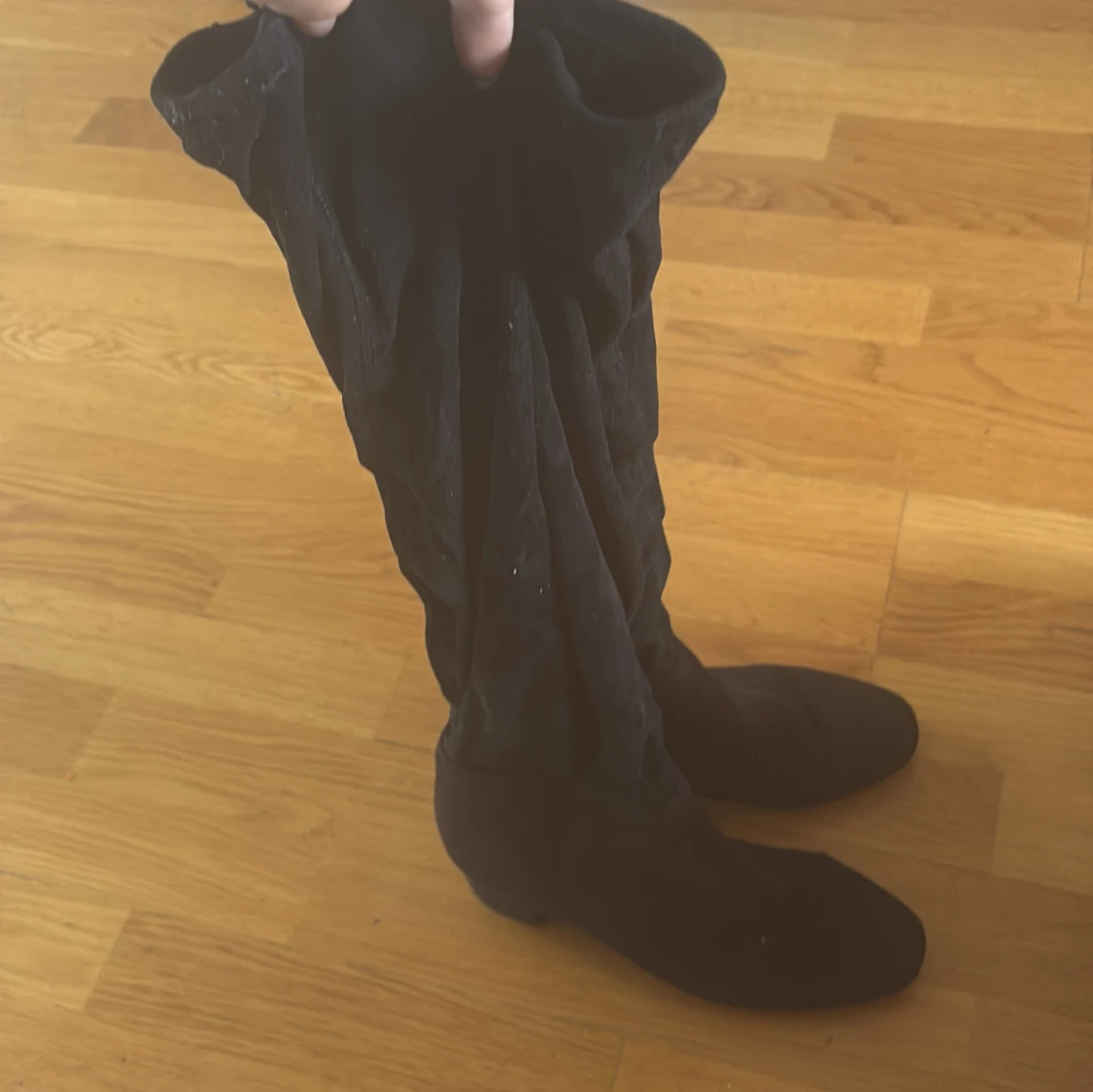 Svarta mockastövlar med låg klack