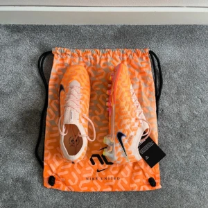 Vapor 15 elite ag - Helt nya, fick dem i present, storlek passade ej. Storlek 40, påse och box medföljer. Hör av dig vid frågor.