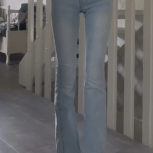 Ljusblå bootcut jeans  - Snygga ljusblå jeans med bootcut-modell. Jeansen har klassisk femficksdesign och är tillverkade i stretchigt denim för en bekväm känsla. Perfekta 