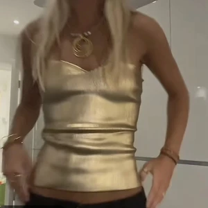 Zara topp - Guldig tubetop från zara. Säljs inte mer! Säljes då jag har 2 st. Kom med bud!😊