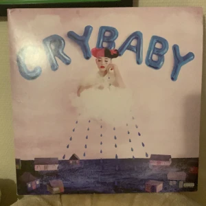 Melanie martinez cry baby album  - Den här albumet fick jag för många år sedan och jag har slutade gilla Melanie. Albumet har några dents fast ansars är den okej. Om du ska köpa boken kostar det extra eftersom den säljs separat. Boken kostar 100kr.