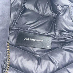 Peak performance jacka  - Jacka från Peak performance i storlek XS. Men skulle säga att den passar S också! Jättebra skick enbart dragkedjan som kan vara lite trög ibland men funkar fortfarande. 