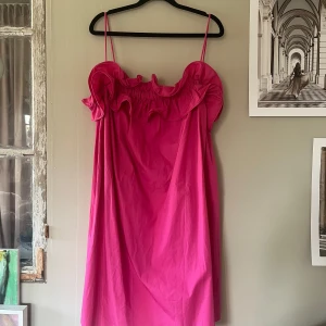 INTRESSEKOLL rosa klänning H&M - Populär och helt slutsåld klänning från H&M med volang som jag vill kolla om nån är intresserad av att köpa🥰Den är i storlek M men skulle säga att den även funkar för S och L då banden är justerbara och modellen är oversized. Klänningen går ner till knäna på mig som är 165 cm. Använd fåtal gånger. Pris kan diskuteras!!🩷