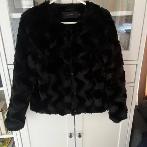 Svart pälsjacka från Vero Moda  - Säljer en svart pälsjacka från Vero Moda i storlek M. Köptes för ca 500 kr. Priset är diskuterbart💕
