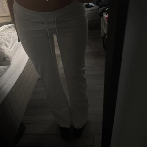 Vita mjukisbyxor med snörning - Vita mjukisbyxor från 157 i storlek S. Byxorna har en bred resår i midjan med snörning och raka ben. Tillverkade i mjukt bomullsmaterial som är skönt mot huden. Perfekta för chill dagar eller när du vill vara bekväm men ändå se fräsch ut.