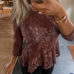 söt spets topp - söt lila-rosa spets topp med trekvartsärm, samt en liten öppning i ryggen!🩷