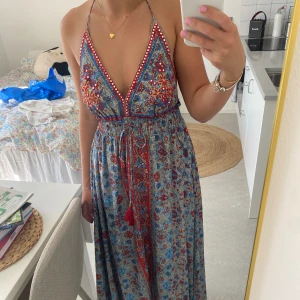 Maxiklänning - Lånade bilder & text från förra säljaren *****!! Passade tyvärr inte mig.. ”Säljer min fina klänning som är perfekt till sommaren och utomlands. Den köptes i Spanien och är aldrig använd❤️❤️🌟🌟storleken är M men passar S-L. Jag är 17” cm för referens👄👄”